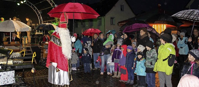 Auch der Nikolaus kam zum Thomasmarkt ...tterungsbedingt  mit dem Regenschirm.   | Foto: Adelbert Mutz