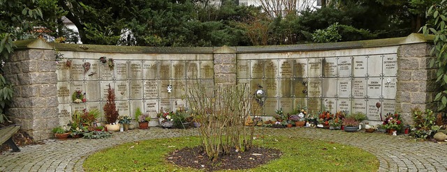 Eine Gedenktafel auf dem Friedhof Binz...es Opfer der Nazi-Diktatur, erinnern.   | Foto: Markus Maier