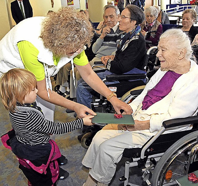 Hanna und  Schwester Annette berreich...en  Weihnachtsstern an eine Seniorin.   | Foto: Stefan Pichler