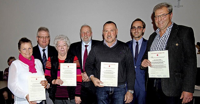 Udo Beck (Zweiter von links, hintere R...echts) ehrten verdiente  Blutspender.   | Foto: Herbert trogus