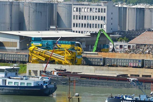 Am zweiten Feiertag wird im Hafen Birsfelden gearbeitet