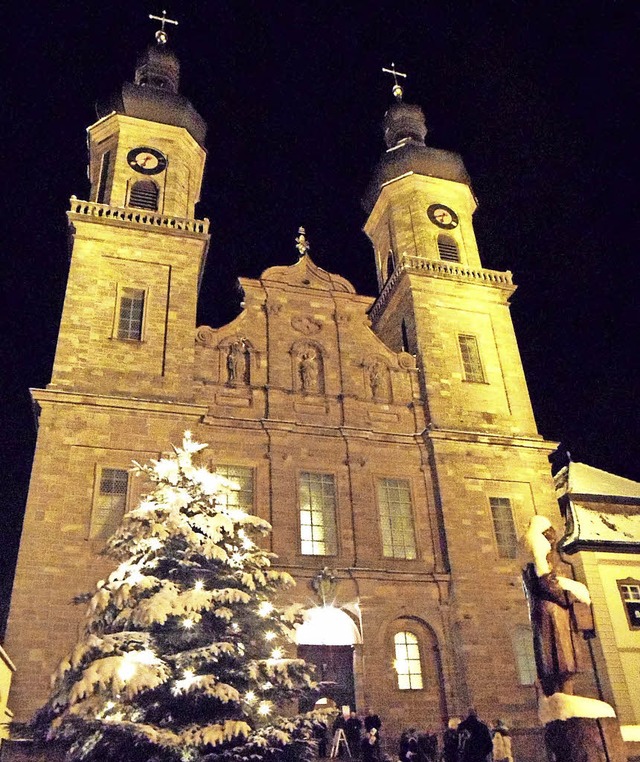 Der Weihnachtsbaum vor der Barockkirche St. Peter   | Foto: Markus Donner