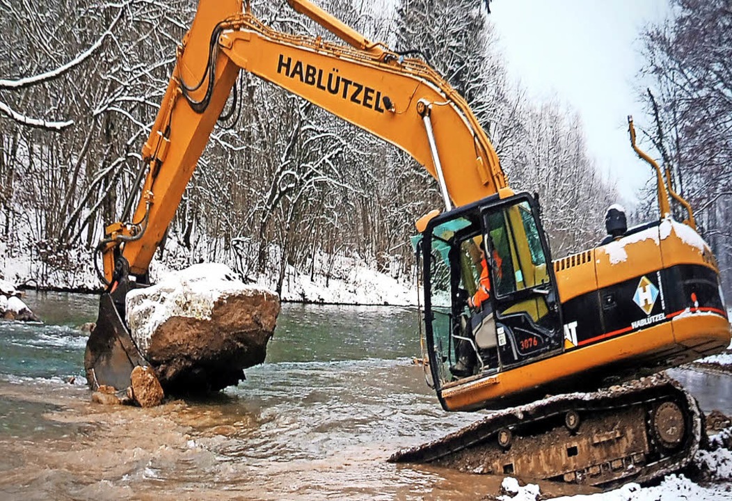 Der Bagger hat auf der Schweizer Ufers... Flussbett mit schweren Hindernissen.   | Foto: Standfoto:  Video Jrg Schulthess