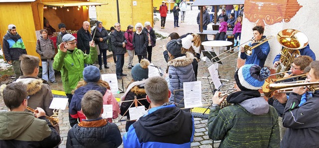 Die Blserjugend der Bonndorfer Musikvereine spielte weihnachtliche Weisen.   | Foto: Erhard Morath