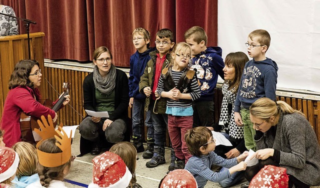 Die Schler der Klassen 1 und 2 a sing...nachtsstern, der wei den Weg&#8220;.   | Foto: Gabriele Zahn