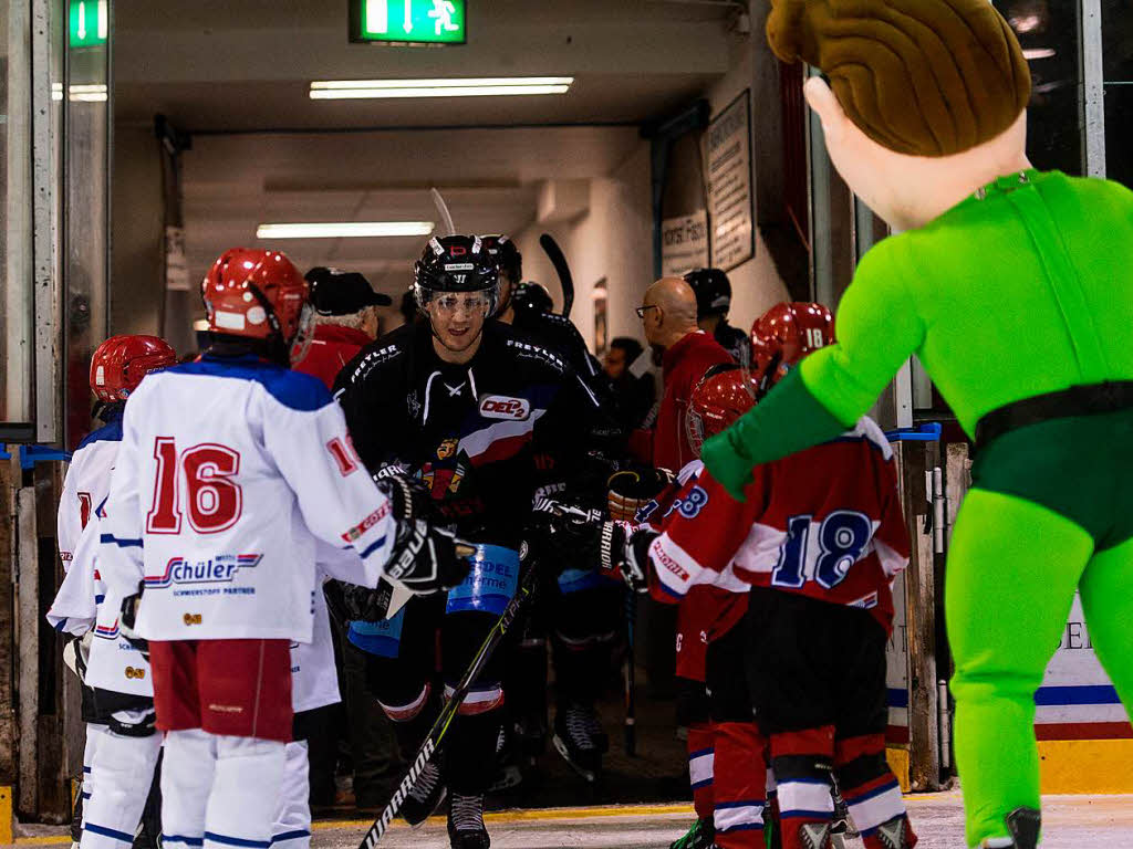 Teddy Bear Toss: Beim Heimspiel des EHC Freiburg gegen die Heilbronner Falken flogen wieder Plschtiere aufs Eis.