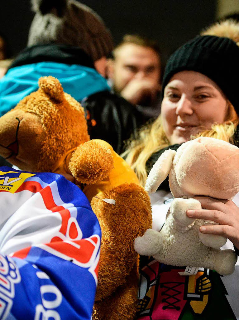 Teddy Bear Toss: Beim Heimspiel des EHC Freiburg gegen die Heilbronner Falken flogen wieder Plschtiere aufs Eis.