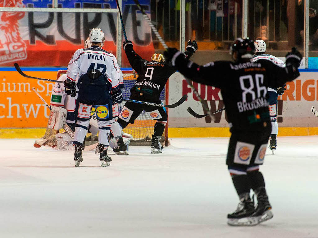 Teddy Bear Toss: Beim Heimspiel des EHC Freiburg gegen die Heilbronner Falken flogen wieder Plschtiere aufs Eis.