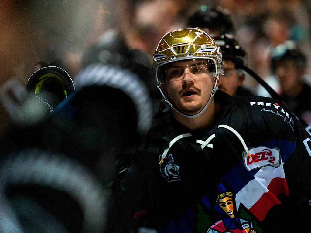 Teddy Bear Toss: Beim Heimspiel des EHC Freiburg gegen die Heilbronner Falken flogen wieder Plschtiere aufs Eis.