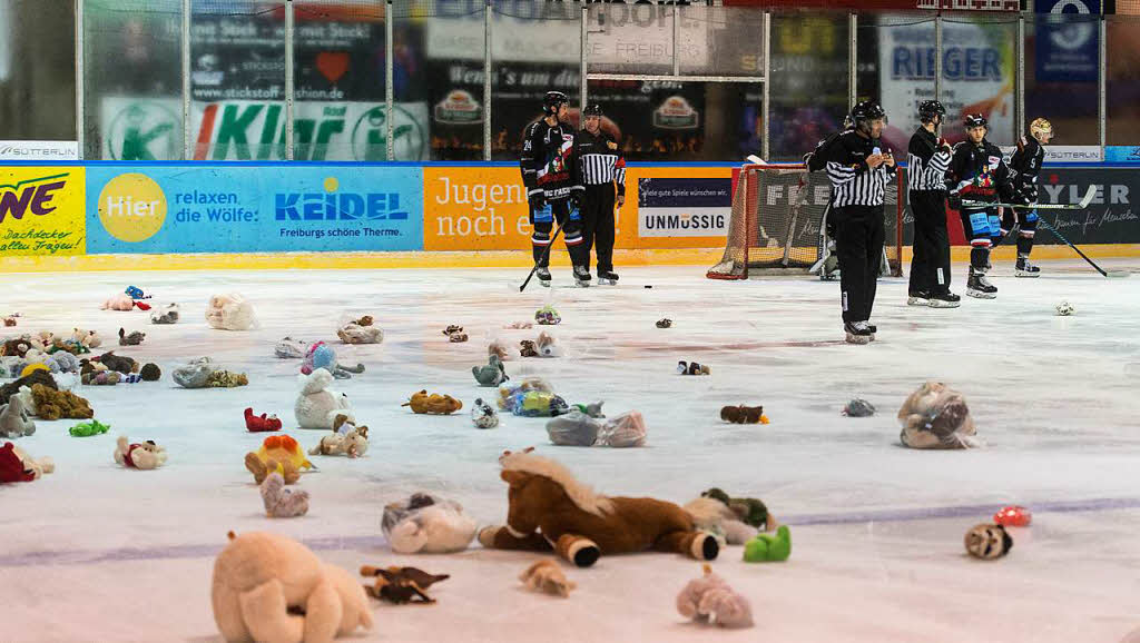Teddy Bear Toss: Beim Heimspiel des EHC Freiburg gegen die Heilbronner Falken flogen wieder Plschtiere aufs Eis.