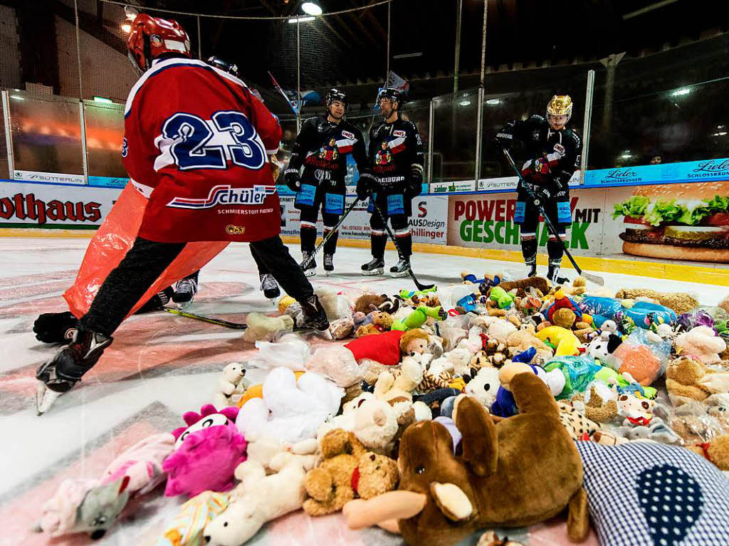 Teddy Bear Toss: Beim Heimspiel des EHC Freiburg gegen die Heilbronner Falken flogen wieder Plschtiere aufs Eis.