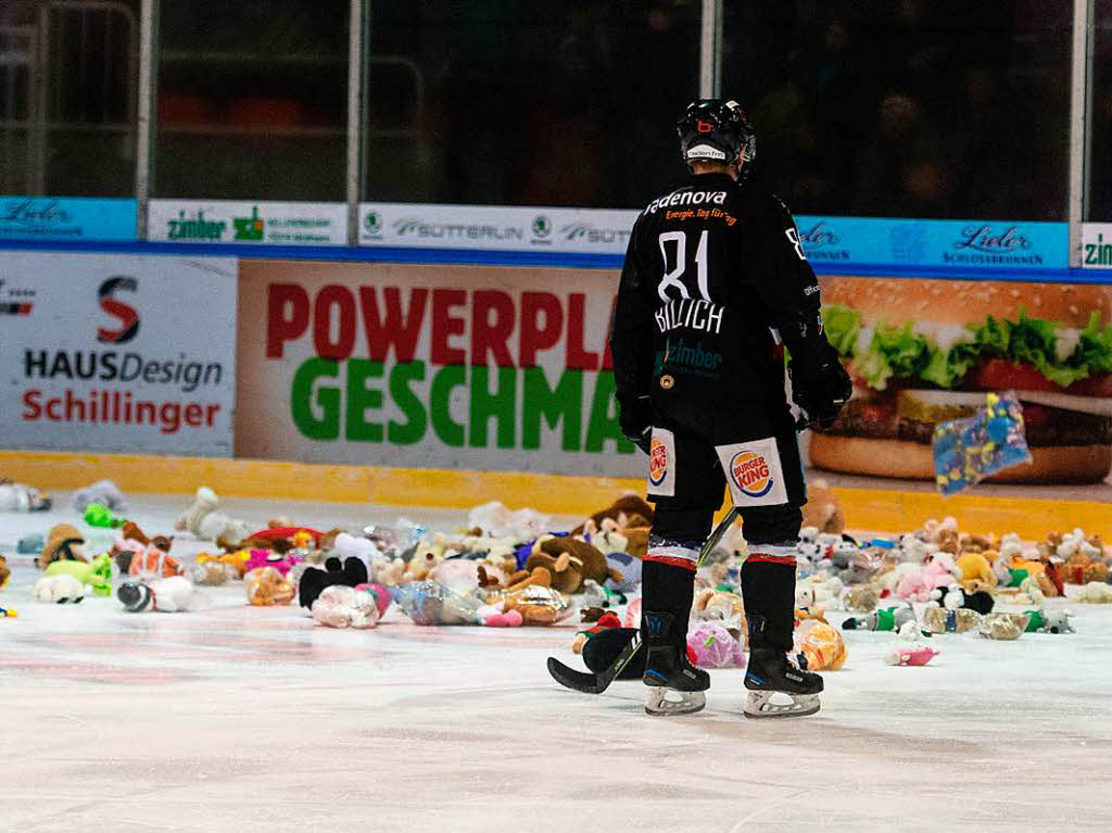 Teddy Bear Toss: Beim Heimspiel des EHC Freiburg gegen die Heilbronner Falken flogen wieder Plschtiere aufs Eis.