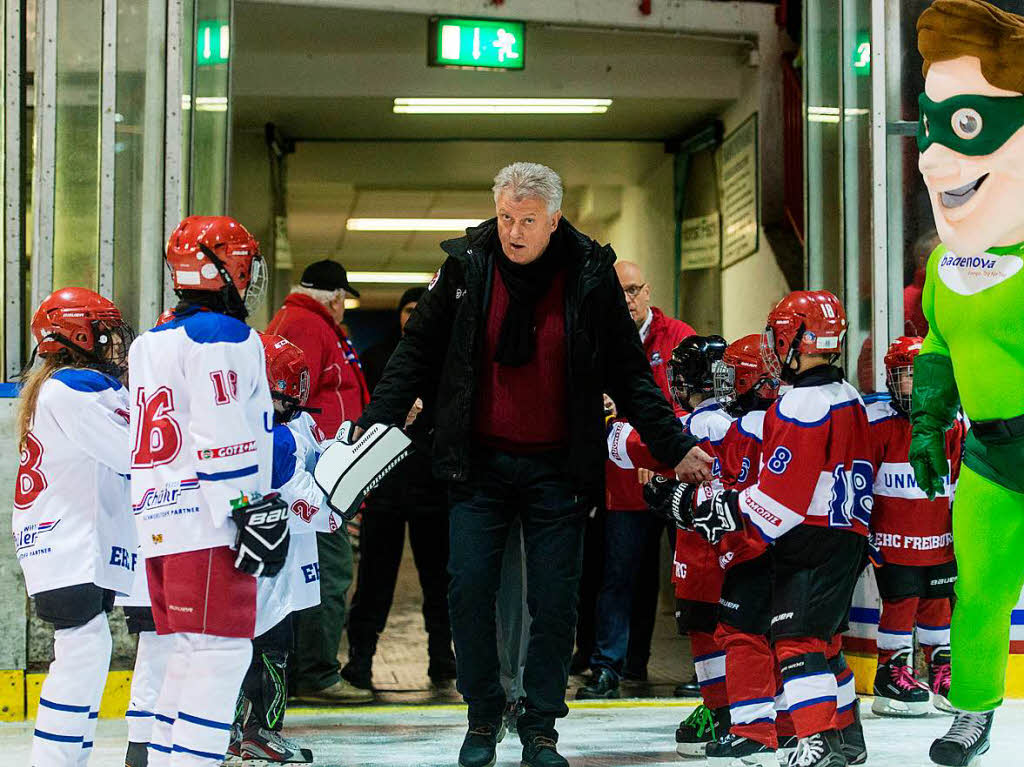 Teddy Bear Toss: Beim Heimspiel des EHC Freiburg gegen die Heilbronner Falken flogen wieder Plschtiere aufs Eis.