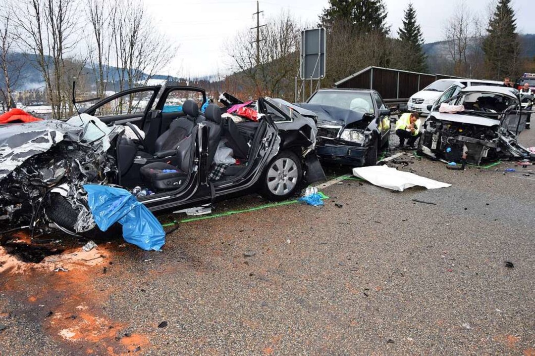 Zwei Menschen Sterben Bei Schwerem Unfall Auf Der B31 Bei Neustadt ...