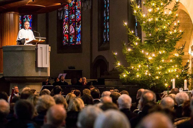Ein Weihnachtsgottesdienst, hier in der evangelischen Stiftskirche in Stuttgart.  | Foto: dpa