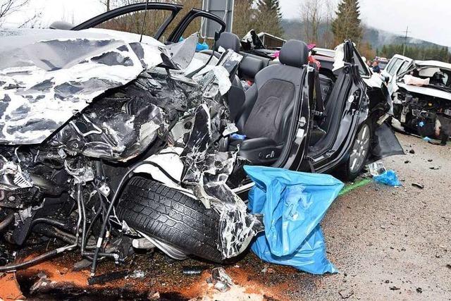 Zwei Menschen sterben bei schwerem Unfall auf der B31 bei Neustadt