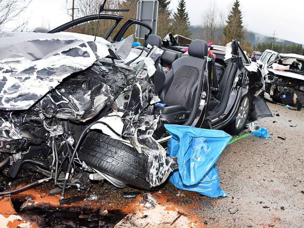 Zwei Menschen Sterben Bei Schwerem Unfall Auf Der B31 Bei Neustadt ...