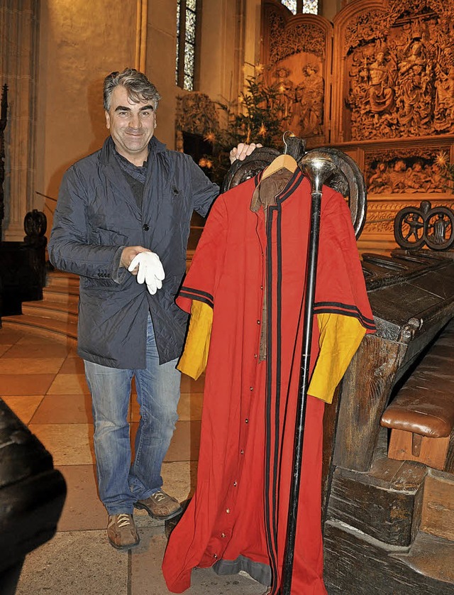 Weie Handschuhe statt roter Robe:  De...ist der Hochaltar der Kirche zu sehen.  | Foto: Fotos: daniel weber/privat