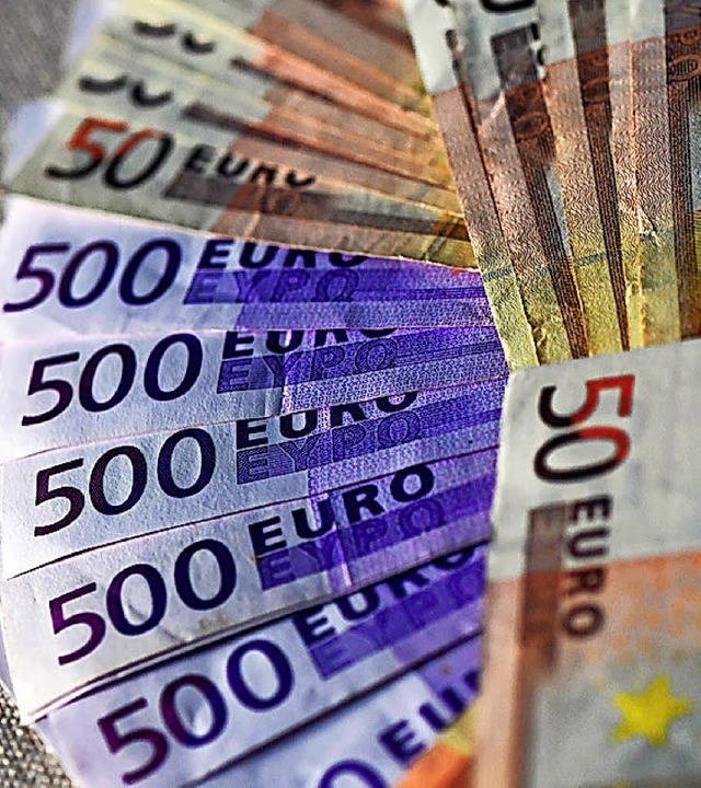 Eine ehrliche Finderin gab in Vogtsburg 10000 Euro bei der Polizei ab.   | Foto:  dpa