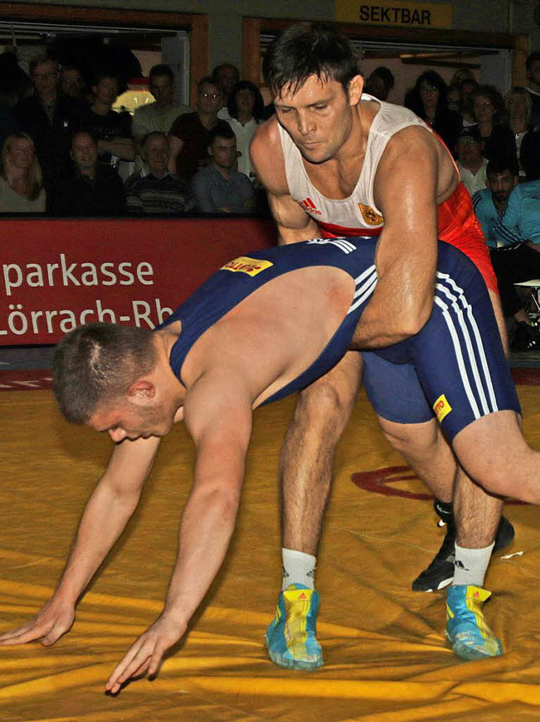 25 Jahre Altersunterschied: Konstantin Schneider (TuS, rechts) gegen Nachwuchsringer Bekir Demir. Der 42-jhrige Adelhauser gewann im Greco bis 80 Kilogramm mit 17:0.