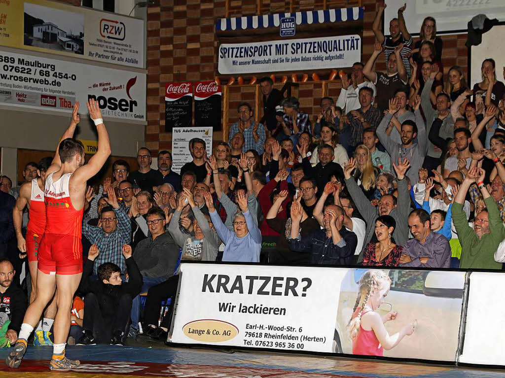 Die Welle mit den Fans: Alexander Semisorow feiert seinen Sieg mit ber 600 Zuschauern in der Dinkelberghalle.
