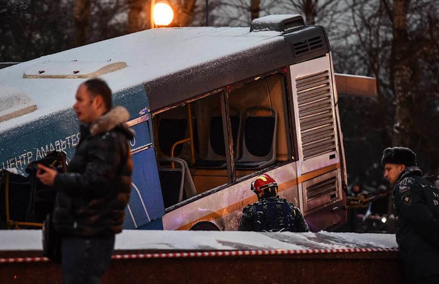 Der Bus in der Unterfhrung  | Foto: AFP