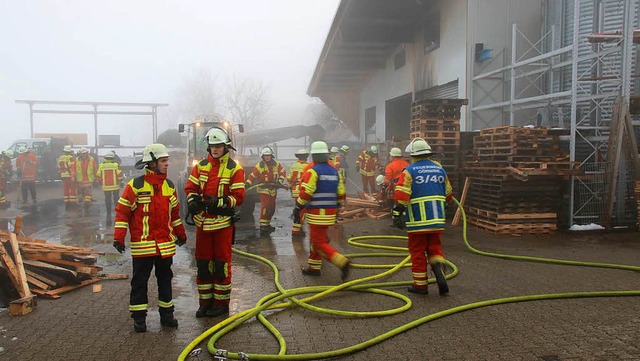 Rund 100 Feuerwehrleute waren am Monta...Zimmerei Denz in Oberwihl im Einsatz.   | Foto: Werner Probst/Martin Kpfer