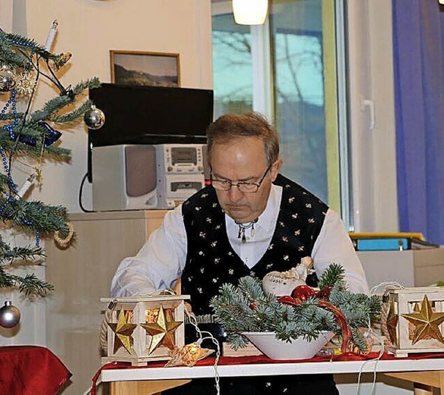 Der Freimter Saitenspieler Walter Ker...ngsvolle Musik zu der Weihnachtsfeier.  | Foto: Privat