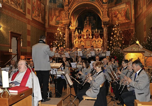 Traditionell gestaltet die Stadtmusik ...Patrick Egge die Gottesdienstbesucher.  | Foto: Martha Weishaar