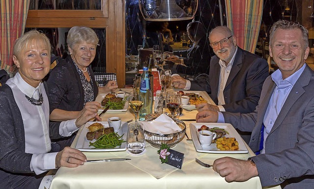 Genieen den Heilig Abend im Restauran...th und Manfred Fh und Dieter Raitor.   | Foto: Dieckmann