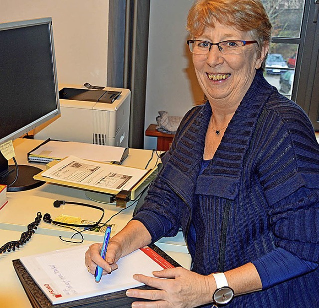 Helga Grund bei ihren letzten Amtshand... alten Schreibtisch in der Talvogtei.   | Foto: Gerhard Lck