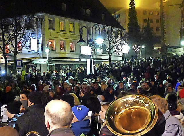 Dicht nebeneinander stehend verfolgten... Weihnachtsliederspielen- und -singen.  | Foto: Eva Korinth