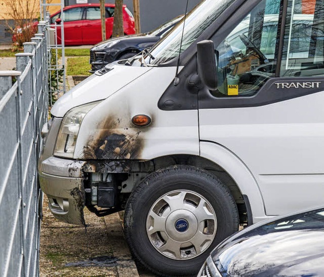 Auf dem Parkplatz vor dem Kindergarten...es Wohnmobil in Brand gesteckt worden.  | Foto: Olaf MIchel