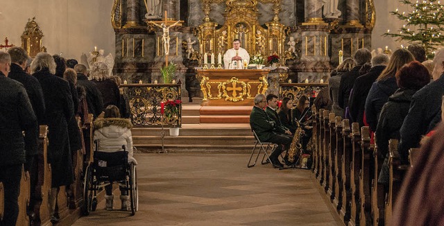 Nur im  Mittelgang der Wallfahrtskirch...ge bei der Christmette am Heiligabend.  | Foto: O. Michel