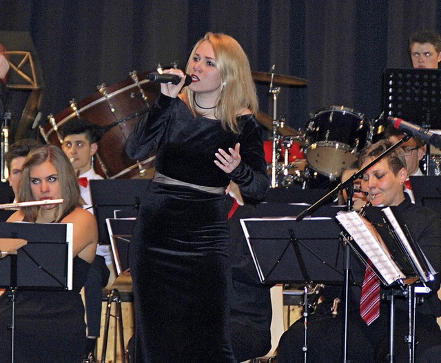 Sngerin Kim Schmidt erwies sich als  ...genehme Bereicherung fr das Orchester  | Foto: Rolf Reimann