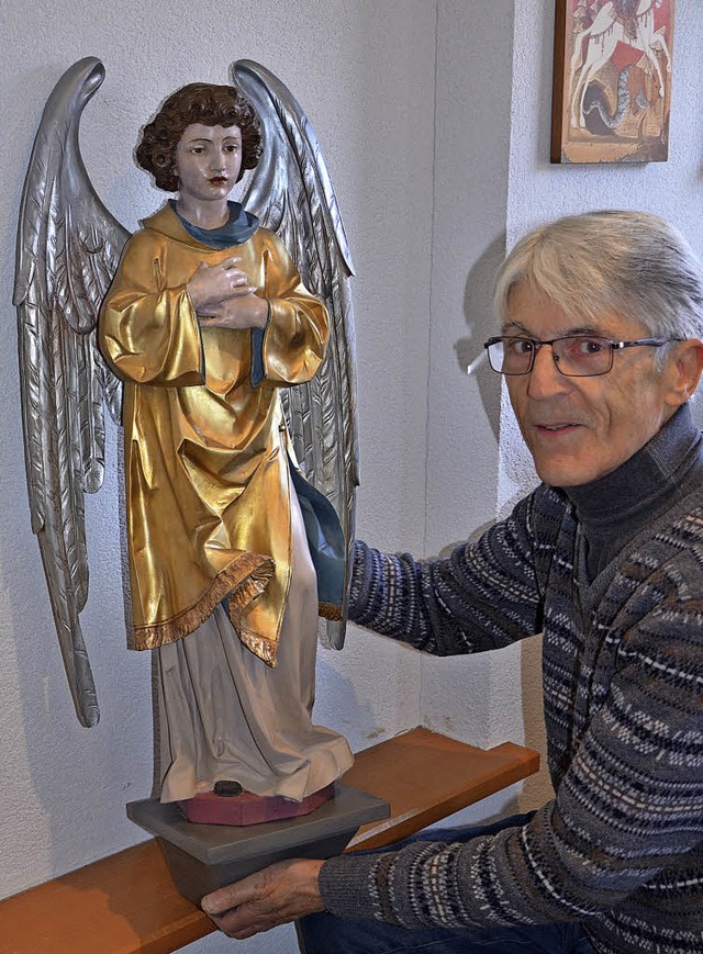 Benno Westermann mit einer der beiden Engel-Figuren  | Foto: Martina Weber-Kroker