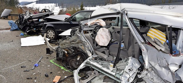 Ein Bild der Zerstrung bot sich an de...r B31 am Samstag den Rettungskrften.   | Foto: Kamera 24