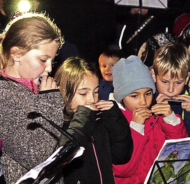Weihnachtliche Lieder gesungen und ges...r Wiesentalschule beim Adventssingen.   | Foto: Hege