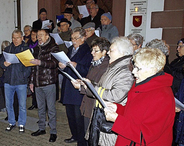 Der Brombacher Chor sang vor dem Rathaus.   | Foto: Paul Schleer