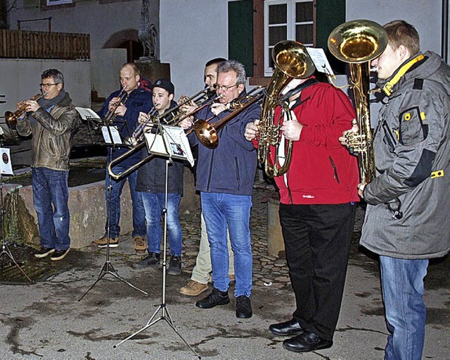 Weihnachtliche Weisen spielte die Feuerwehrmusik.   | Foto: Paul Schleer