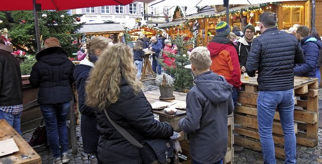 Essen und Trinken okay auf dem Weihnachtsmarkt  | Foto: Georg Vo