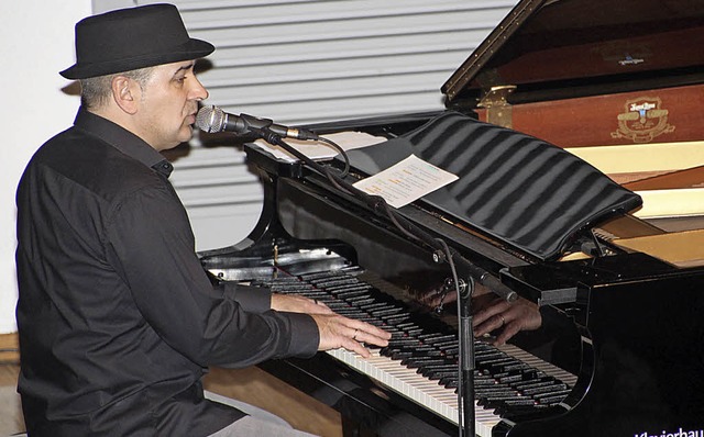 Hutch Hensle am Piano im Tutschfeldener Brgerhaus   | Foto: Werner Schnabl