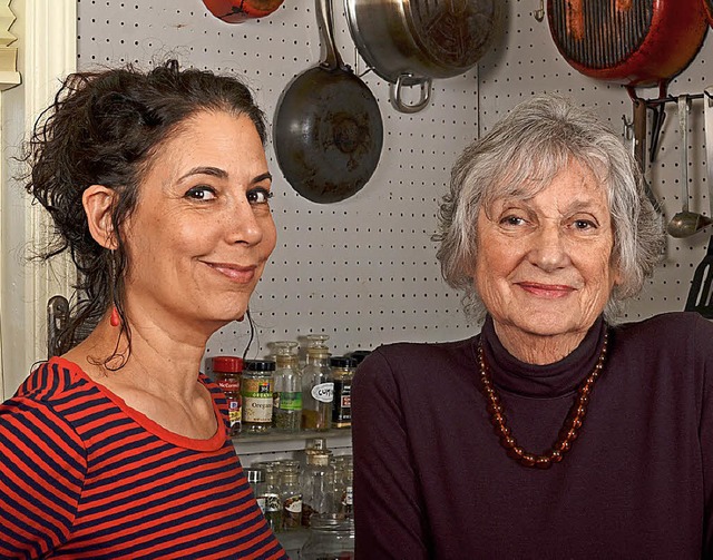 Kochen als Erinnerung: Sonya Gropman (links) und Gabrielle Rossmer Gropman   | Foto: DPA