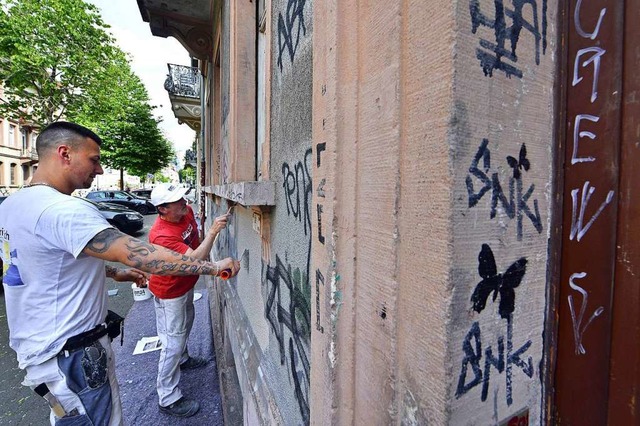 Im Mai entfernen Maler bei der Anti-Graffiti-Aktion im Grn Schmierereien.  | Foto: Michael Bamberger