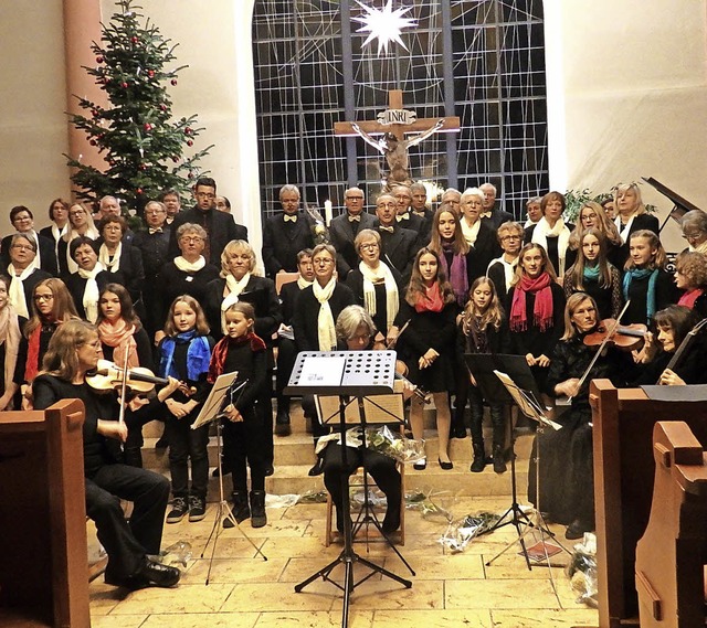 Begeistert waren die zahlreichen Hrer...Junge Chor&#8220; in der Kreuzkirche.   | Foto: Bianca Flier