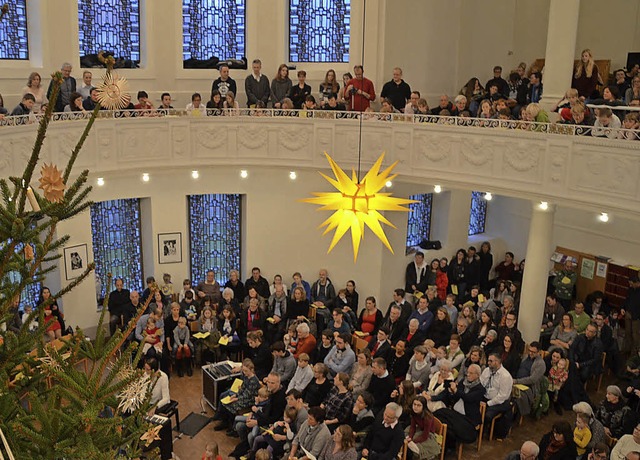 Viele Familien mit Kindern holten sich...zten Christuskirche Weihnachtsfreude.   | Foto: Elisabeth Winkelmann-Klingsporn