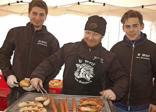 Ober-Wolf Christian Rnzi (Mitte) freut sich aufs Silvestergrillen.   | Foto: Petra Wunderle