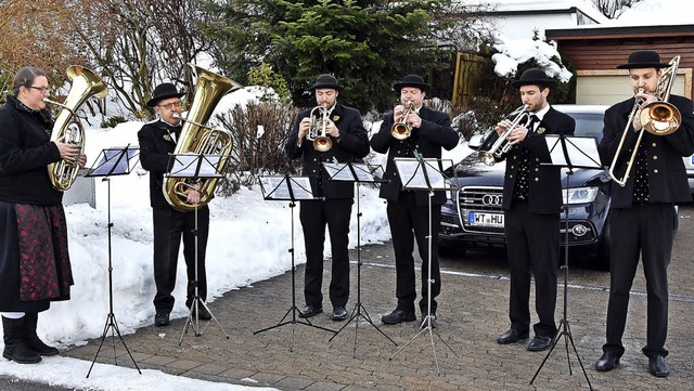 Eine  Blsergruppe der Trachtenkapelle Hchenschwand spielt Weihnachtslieder.   | Foto: Stefan Pichler