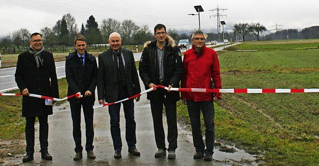 Leuchten-Einweihung:  Markus Heger,   ...r, Fachmann Arno Uhlmann (von links).   | Foto: Anja Kunz