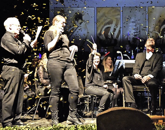 Zum Jubilum lieen die Musiker ber ihrem Dirigenten Konfetti regnen  | Foto: Markus Zimmermann